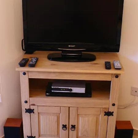 Pleasantly Furnished B201 With Large Terrace, Wi-fi & Android Tv דירה