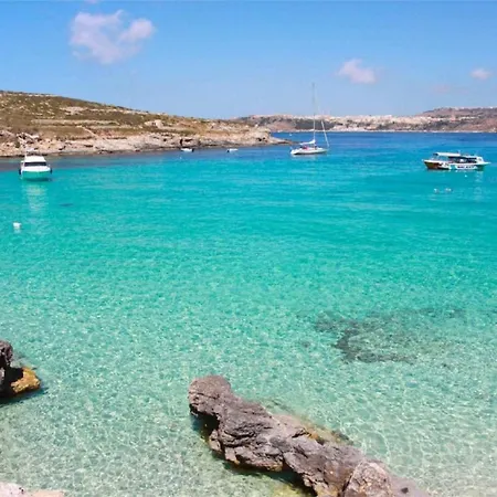 Pleasantly Furnished B201 With Large Terrace, Wi-fi & Android Tv *