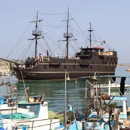 Pleasantly Furnished B201 With Large Terrace, Wi-fi & Android Tv *